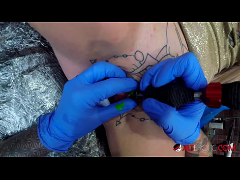 ❤️ La bomba Sully Savage, molt tatuada, es va tatuar al clítoris Porno a nosaltres ca.allo-sex.ru